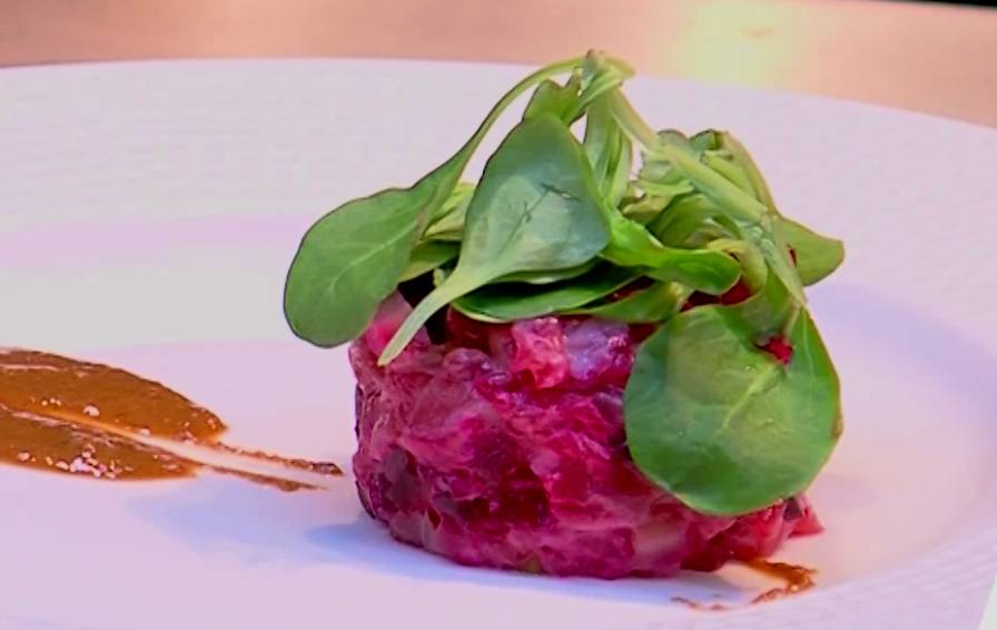 Tartar de dos salmones con remolacha y praliné de piñones 1 Tartar de Dos Salmones