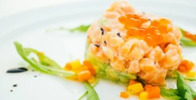 tartar de salmón con aguacate y mango